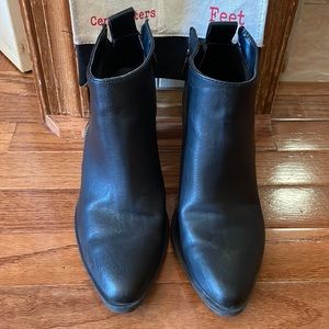 Universal Thread ankle booties